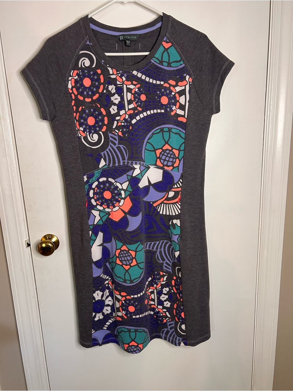 TITLE NINE PASSPORT GIDGET 2.0 DRESS GRAY WITH GEOMETRIC PRINT FRONT PANEL SZ M